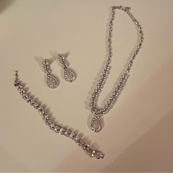 Perfect Condition Cubic Zirconia Bridal Jewelry Set - Picture 2 of 5